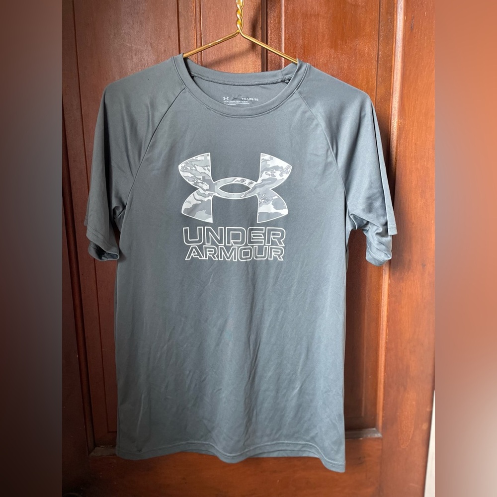Under Armour boys youth extra large short sleeve gray loose shirt